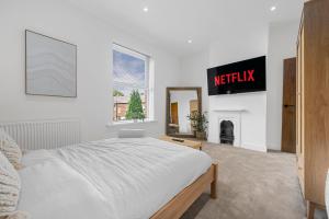 Whitefield 2BR Retreat, Free Parking & WiFi, Near Manchester