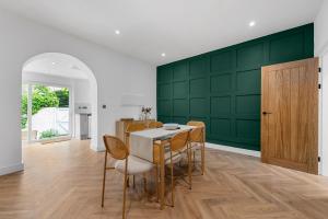 Whitefield 2BR Retreat, Free Parking & WiFi, Near Manchester