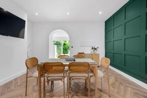 Whitefield 2BR Retreat, Free Parking & WiFi, Near Manchester