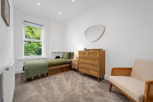 Whitefield 2BR Retreat, Free Parking & WiFi, Near Manchester