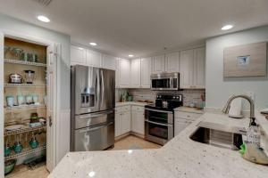 Elegant Oceanfront Pool Hot Tub at Sanibel Condos