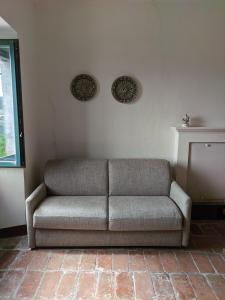 Giardino in piazza, casa in pietra a San Leo