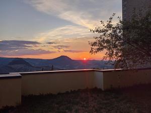 Giardino in piazza, casa in pietra a San Leo