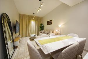Entire 1 bedroom Apartment in JVC POOL VIEW - 4hvězdičkové hotely ve městě Dubaj
