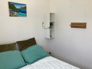 Maisons de vacances Holiday house Les Lauriers-roses 6 persons, 1 km from the beach : photos des chambres