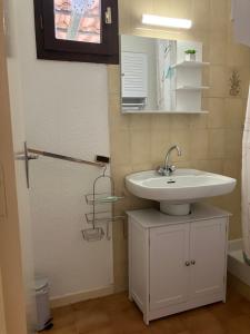 Maisons de vacances Holiday house Les Lauriers-roses 6 persons, 1 km from the beach : photos des chambres