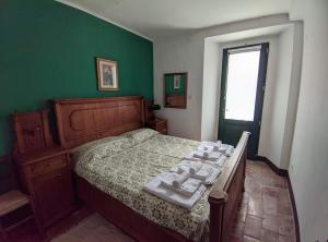 Giardino in piazza, casa in pietra a San Leo