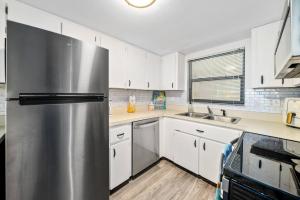 Island Time Oasis Pool Walk to Beach & Balcony