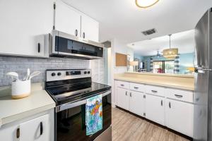 Island Time Oasis Pool Walk to Beach & Balcony