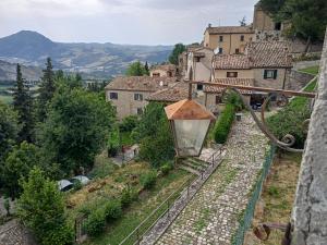 Giardino in piazza, casa in pietra a San Leo