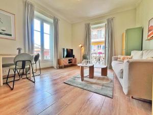 Ref 119 - Slow Riviera T2 - Rue de France