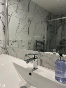 Yugogo One-Bedroom Apartment 37 London Road