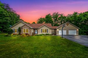 Otter Manor - Wifi - Fire Pit - Gameroom- Grill - Private Trail