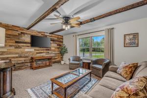 Otter Manor - Wifi - Fire Pit - Gameroom- Grill - Private Trail