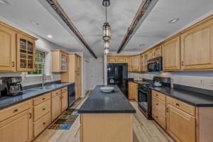 Otter Manor - Wifi - Fire Pit - Gameroom- Grill - Private Trail