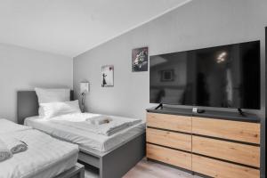 DG - Einfach aber sehr komfortabel - Wohnung für bis zu 12 Personen - Gruppen, Messe, Monteure, Studenten - Voll ausgestattet - 3 Smart-TV 55 Zoll Netflix, 1000 Mbit WLAN, voll ausgestattete Küche