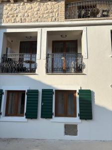 House Sela vrata
