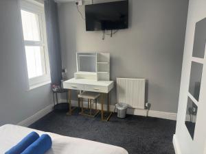 Double Room with Private Bathroom room in 100 Pipers Hotel