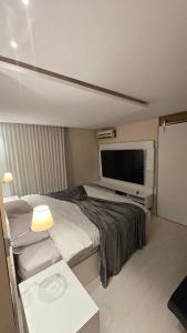 Luxurious apartment with lake side