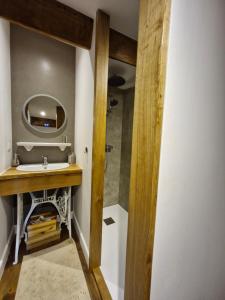 B&B / Chambres d'hotes Cypres du chateau : Appartement 1 Chambre - Vue sur Jardin