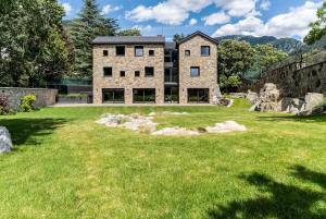 Historic French Embassy Gardens Chalet in Andorra l by BonesVacances - Ubytování bez kategorie ve městě Andorra la Vella