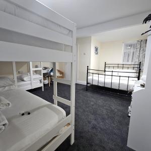 Family Room room in 100 Pipers Hotel