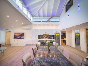 3BR Luxury Penthouse, 300m From Beach