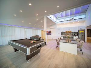 3BR Luxury Penthouse, 300m From Beach