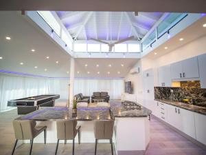 3BR Luxury Penthouse, 300m From Beach