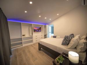 3BR Luxury Penthouse, 300m From Beach