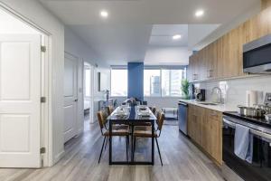 DT Edmonton King Suite with Parking & 100 Walk Score