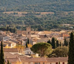 Joli mazet, jardin, piscine, tennis, plein centre