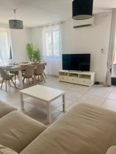 Appartements Appartement 3 Chambres, terrasse privee, piscine, parking : photos des chambres
