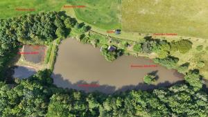 Chatka na břehu rybníka Pupek