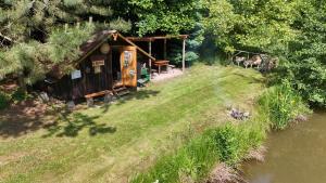 Chatka na břehu rybníka Pupek