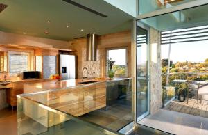 New Luxury Olives & Thyme Retreat, Seaview with 2 Heated Pools