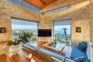 New Luxury Olives & Thyme Retreat, Seaview with 2 Heated Pools