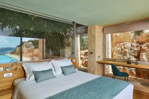 New Luxury Olives & Thyme Retreat, Seaview with 2 Heated Pools