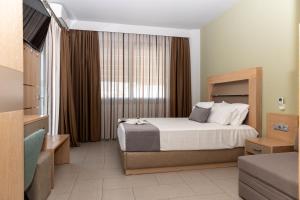 Deluxe Studio with Garden View - Free Car Parking Spot room in Amalia Center