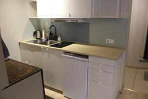 Studio with private entrance and free parking