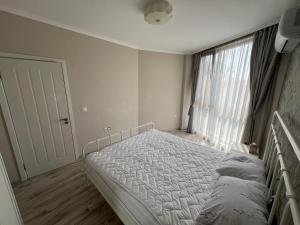 Seaview flat with pool & parking