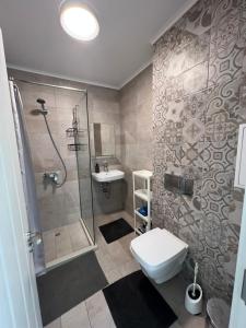 Seaview flat with pool & parking