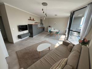 Seaview flat with pool & parking