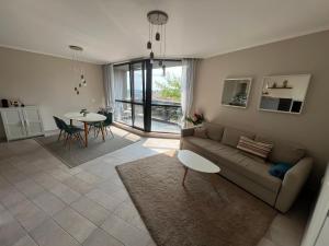 Seaview flat with pool & parking