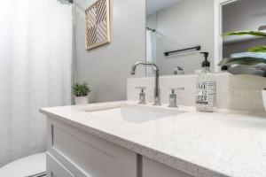 1BR Private Bath Free Parking Fast WiFi