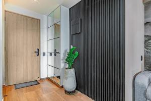 H405 Industrial Luxury Private Jacuzzi Views