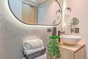 H405 Industrial Luxury Private Jacuzzi Views