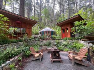 Magical Yurt in the woods - 2 miles from town