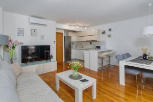 Apartments with parking space Makarska - 24301