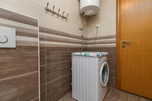 Apartments with parking space Makarska - 24301